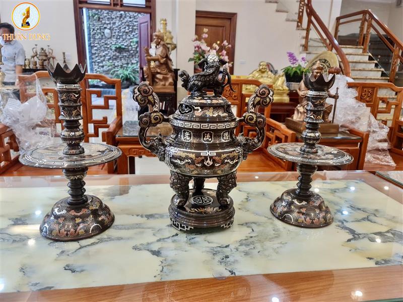 Bộ tam sự khảm tam khí (đỉnh, chân nến)
