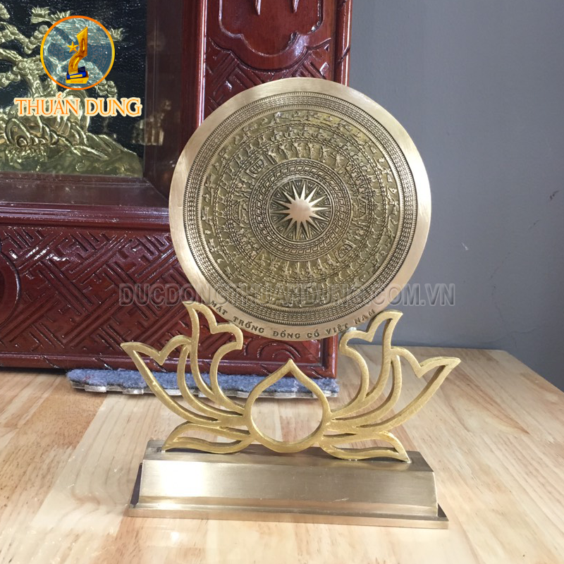 Mặt trống đồng đế hình bông sen